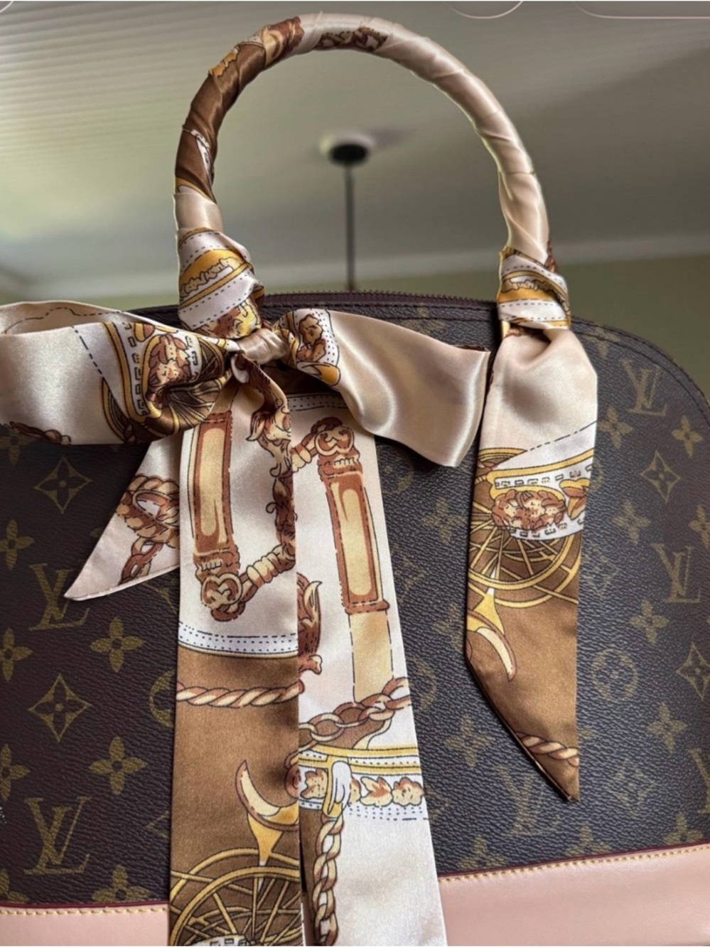 Purse handle scarf covers colors brown , ivory and rich gold. Only selling !!